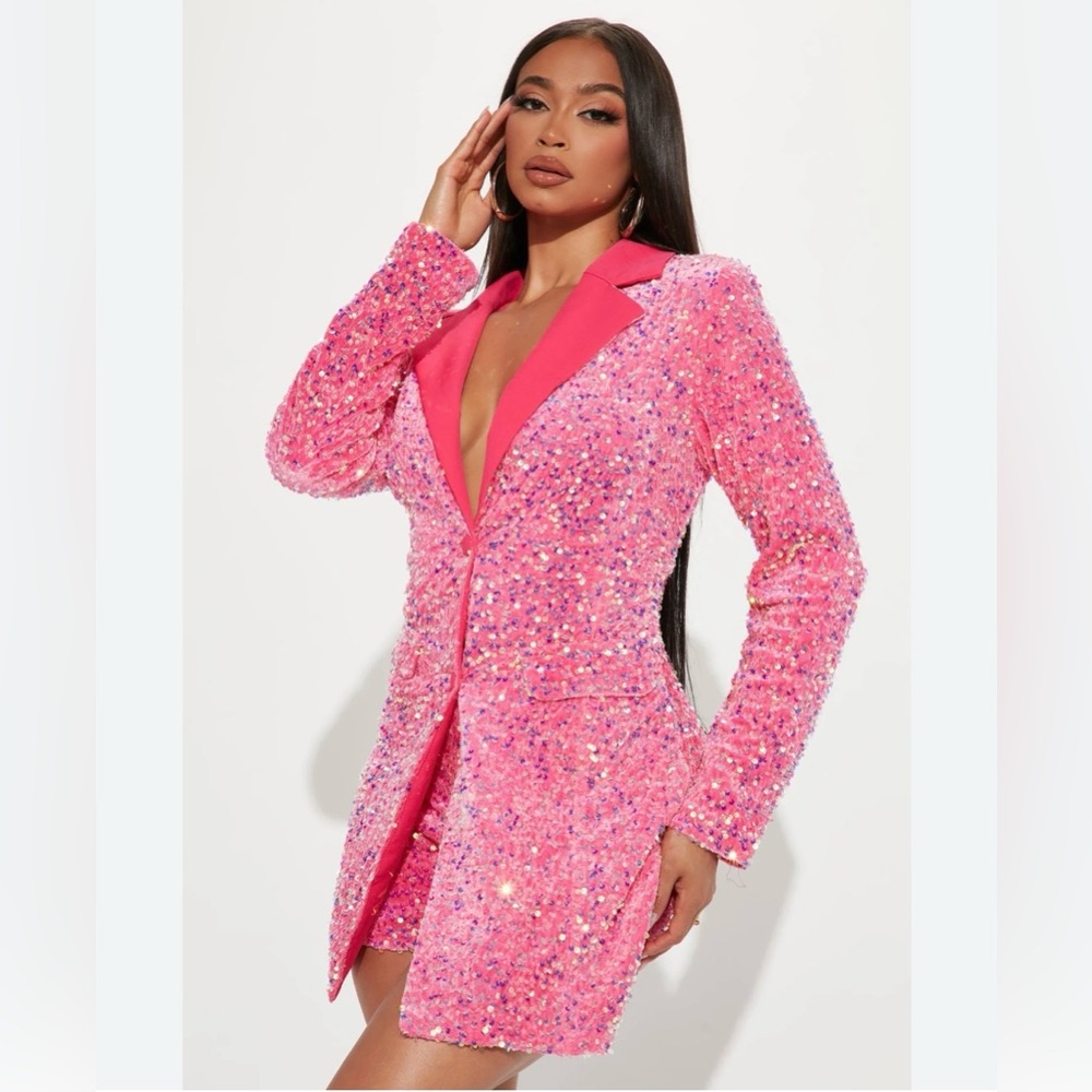 NWT Fashion Nova Sequin Blazer Romper in pink features a deep V-neck🩷🩷